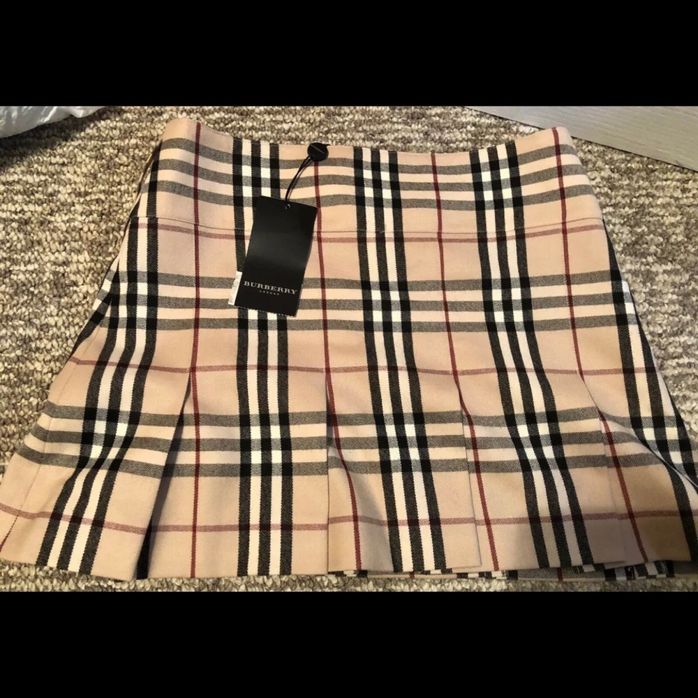 Aunthentic NWT Burberry Pleated skirt